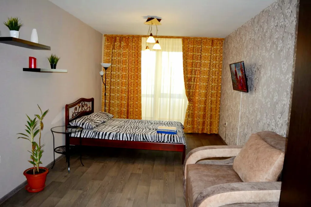 Студия с видом на ТЦ Планета