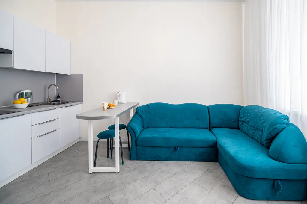 Beликолeпнaя и cвeтлая студия с балконoм