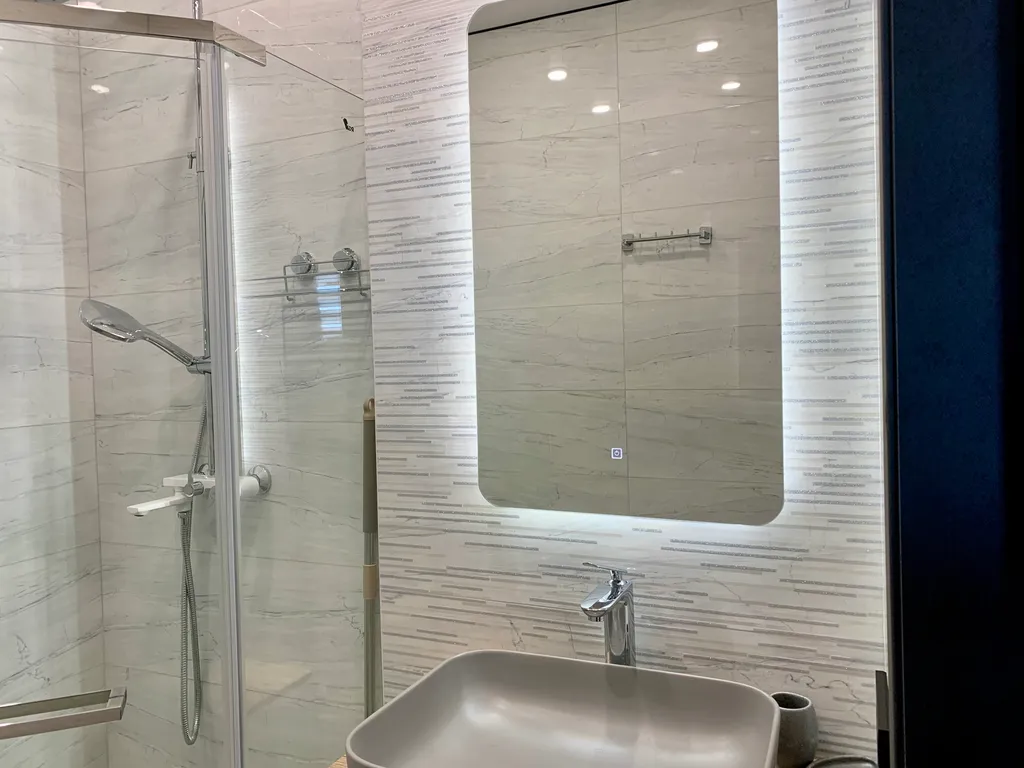 Элитная квартира с панорамным окнами витражами с видом на море