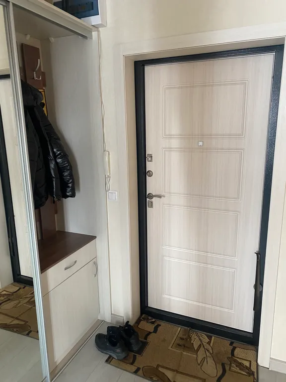 Хорошая, светлая  квартира в современном районе на берегу озера