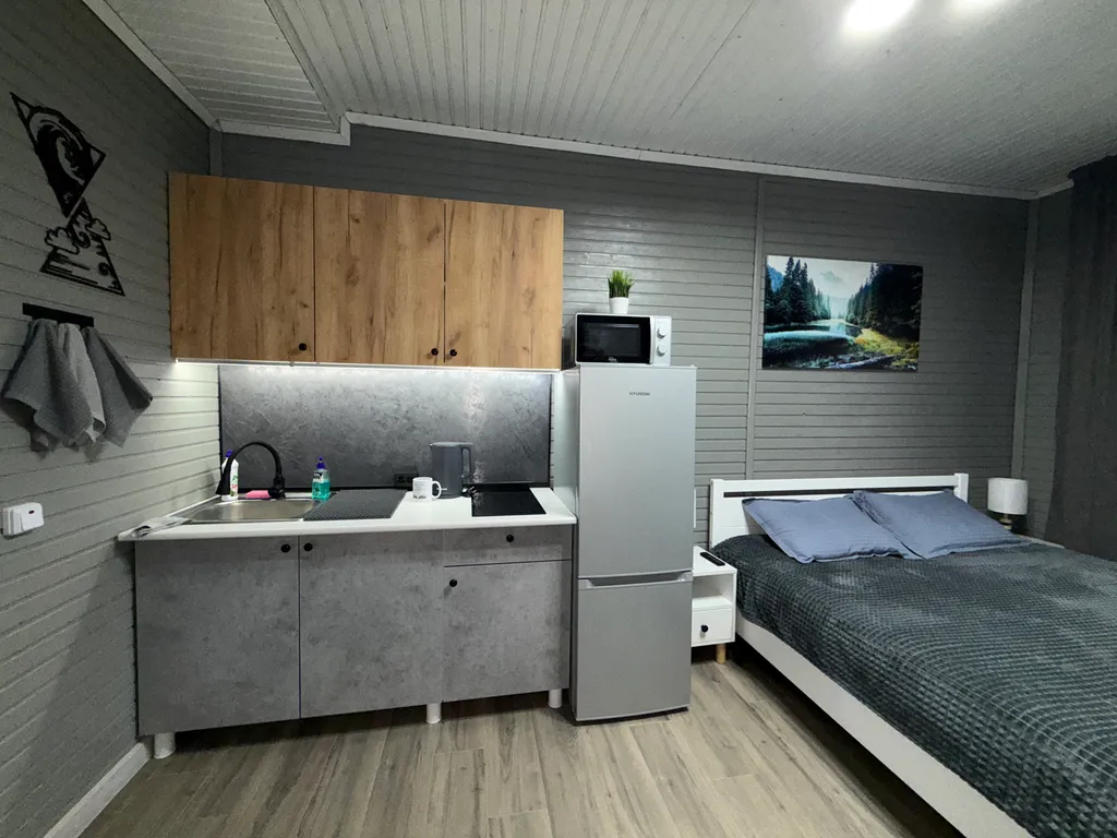 Уютная жилая комната на двоих в деревянном таунхаусе