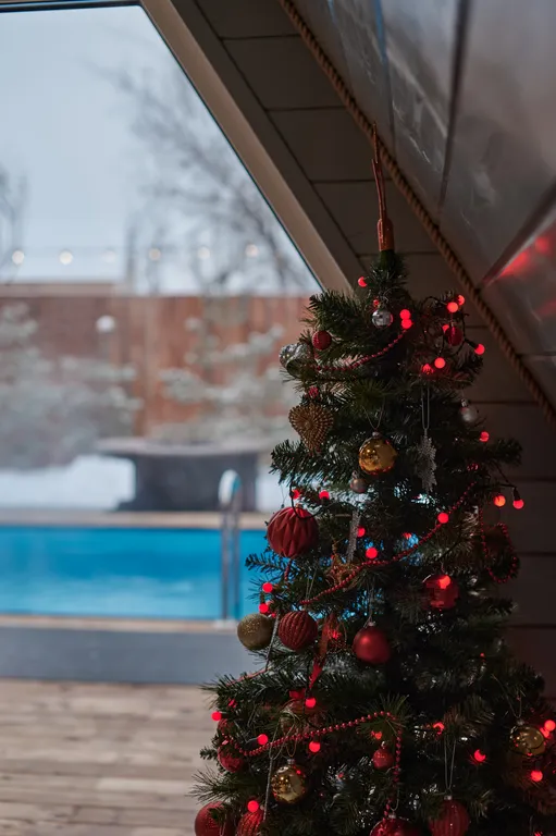 А-фрейм дом с теплым бассейном