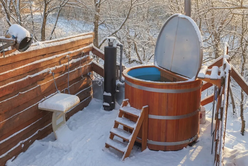 Современный двухэтажный дом из натурального дерева, с большими окнами