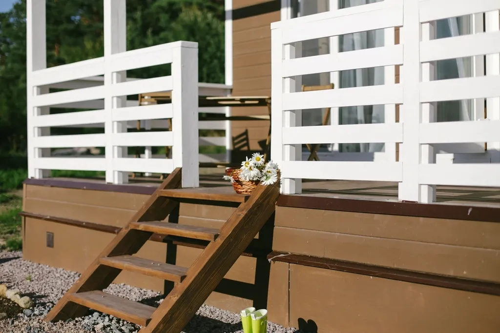 Уютный дом в лесу с видом на залив