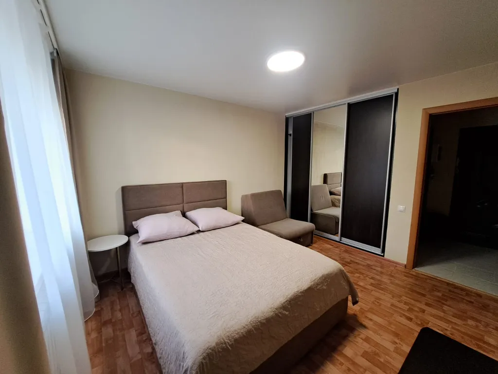 Просторная однушка с кроватью и смарт ТВ