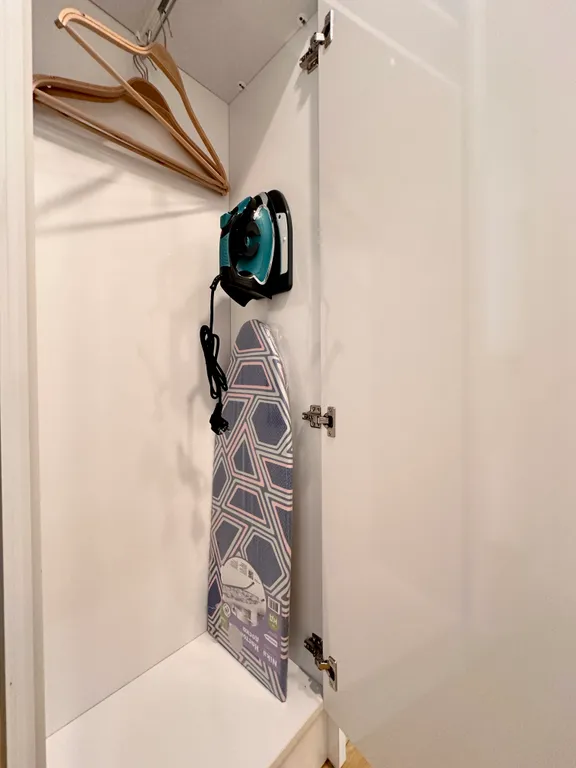 Студия с видом на море и стильным дизайном