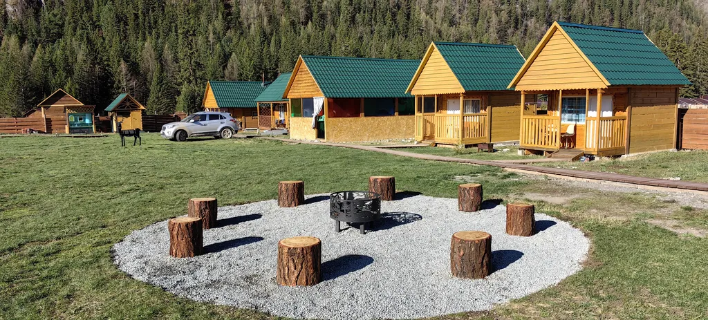 Двухместный домик с двухспальной кроватью и удобствами на два домика