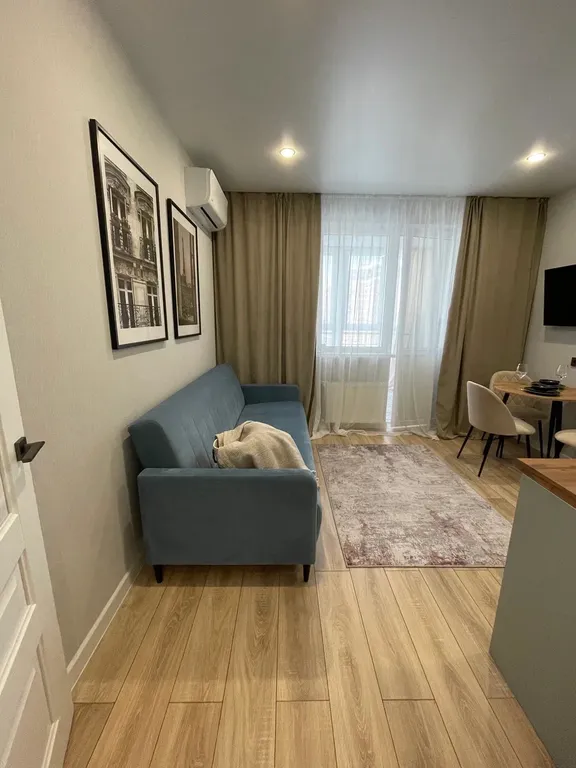 Стильная и уютная квартира с витражом на лоджии и прекрасным видом