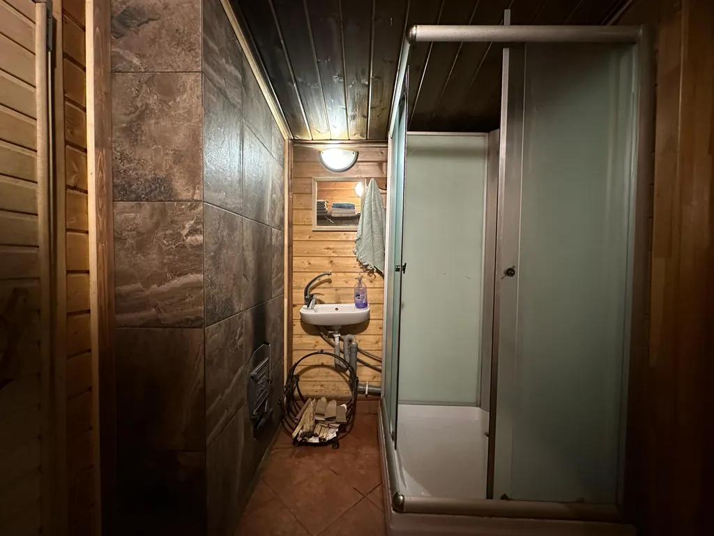 Дом на берегу реки с баней на дровах