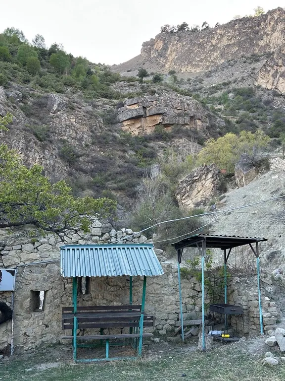 Уютный домик аквамарин у водопада и леса