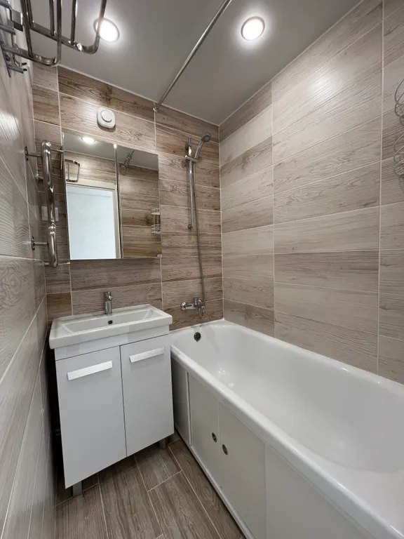 Квартира с большим телевизором и игровой приставкой