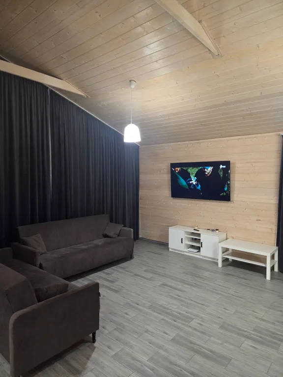 Коттедж Красивый дом у речки — Купанское