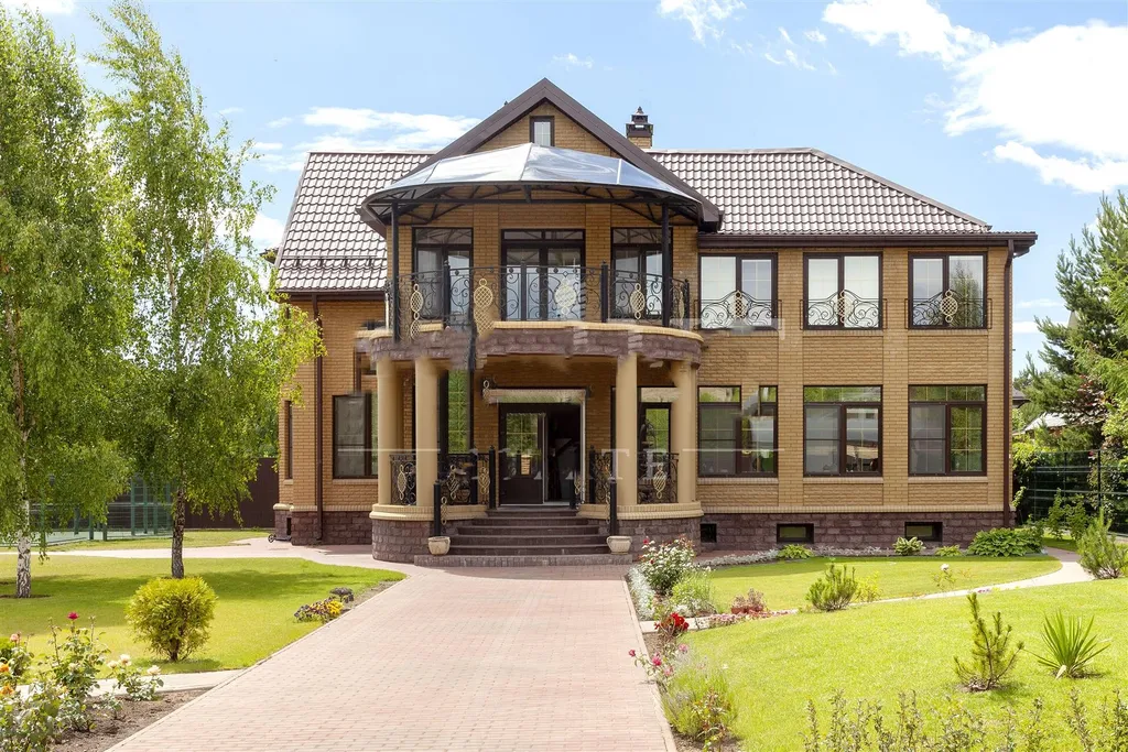 Атмосферный дом с баней, возле леса