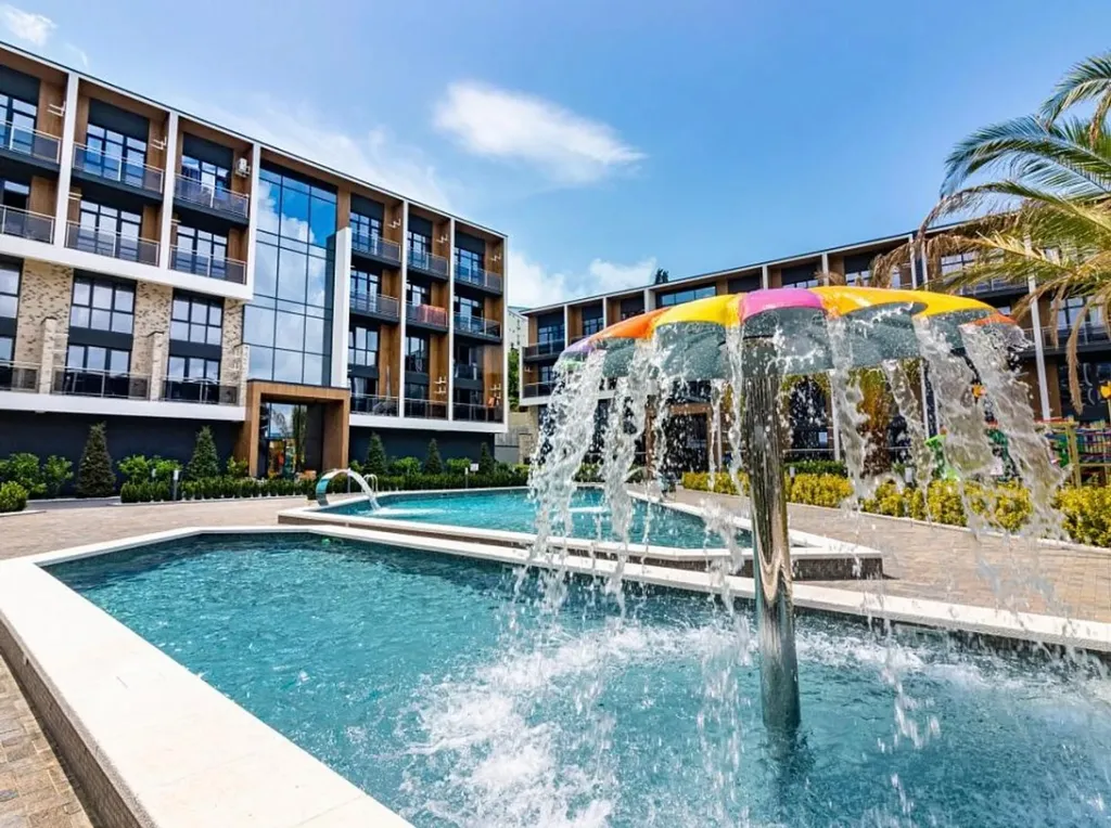 Апартамент с бассейном и балконом