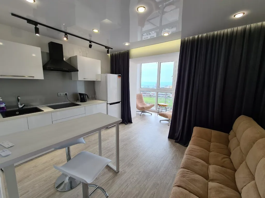 Уютная квартира с панорамными окнами и джакузи