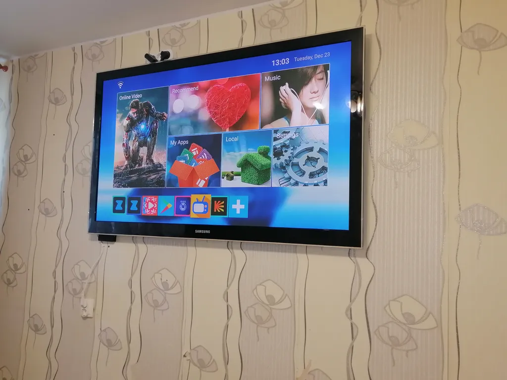 Комната у метро с большим телевизором