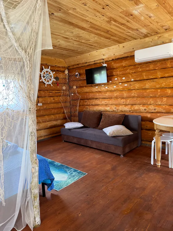 Дом деревянный и кусочек леса под окном