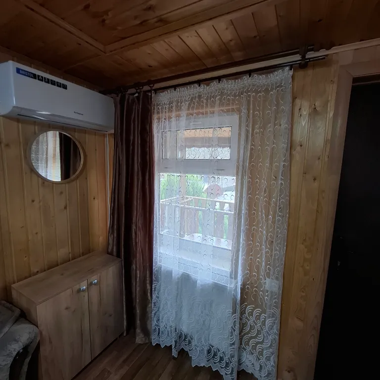 Домик у реки Дах с видом на горы