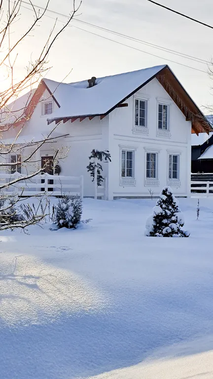 Белый дом на тихой улочке