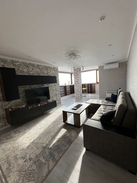 Панорамная и огроная квартира на 16 этаже