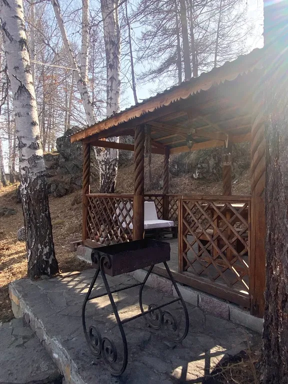 Уютный дом с камином в центре