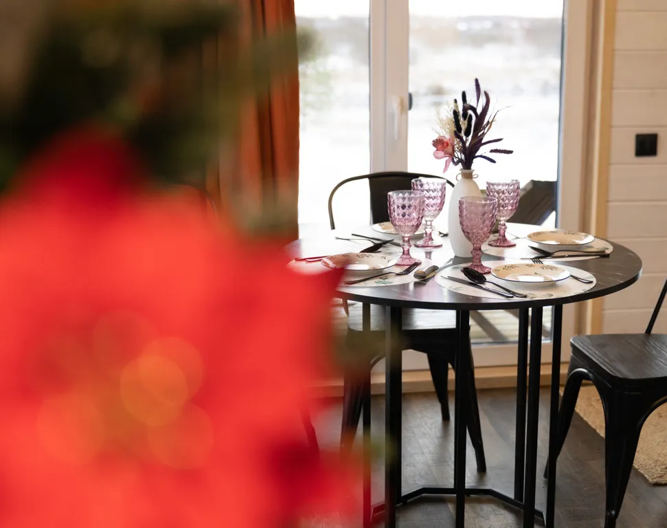 Новый дом с камином на берегу реки