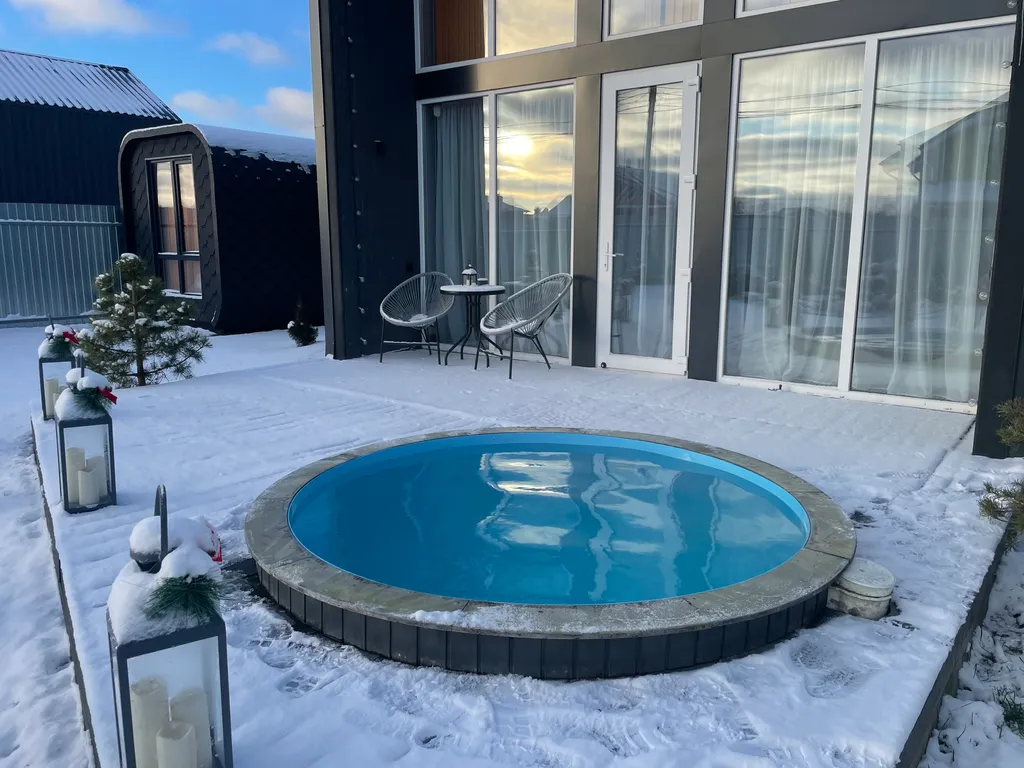 Дом в стиле барнхаус с тёплым бассейном и сауной