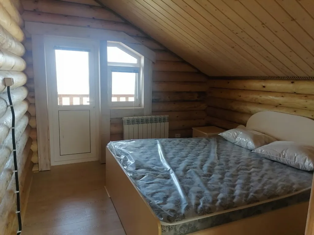 Домики на берегу моря в городе