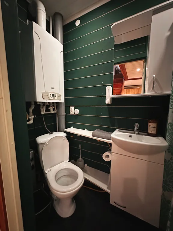 Двухэтажный дом на берегу реки Волга