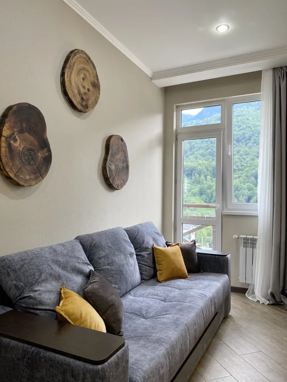 Евродвухкомнатный апартамент с балконом и видом на пик Аибга