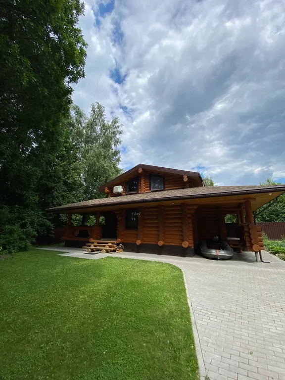 Дом на берегу реки с баней