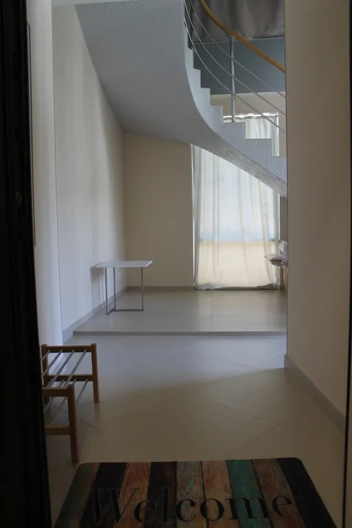 Шикарный двухуровневый апартамент с видом на море и горы