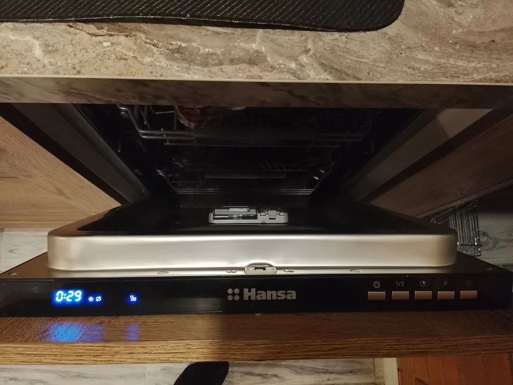 Большой дом А-Фрейм среди молодого елового леса