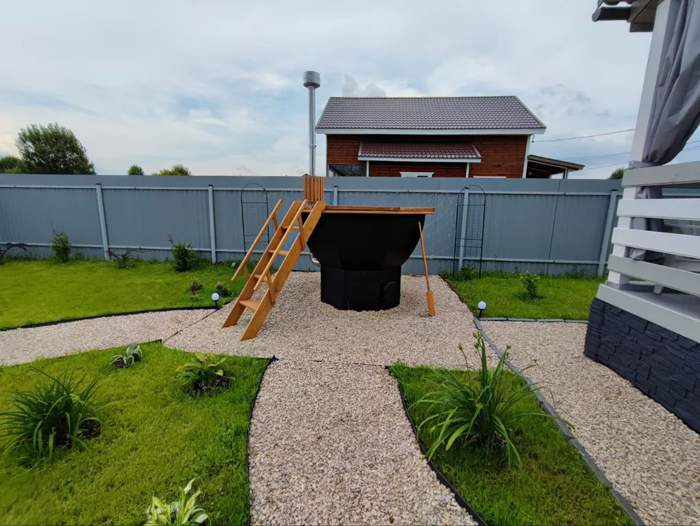 Новый стильный дом в окружении леса