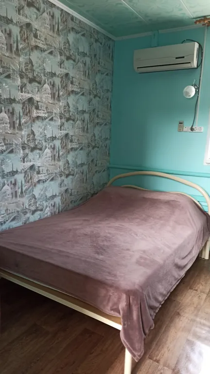 Дом с двумя спальнями и крыльцом с садовой мебелью