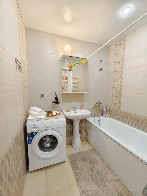 Двухкомнатная/2+1+1+1+1/ Уралмаш/ новостройка /большая кухня/лоджия