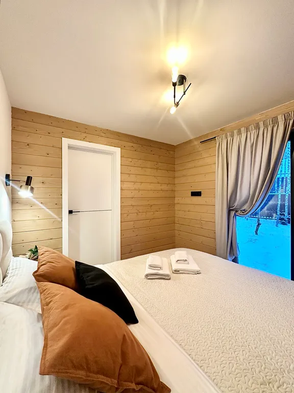 Новый панорамный барнхаус с сауной на лесном участке