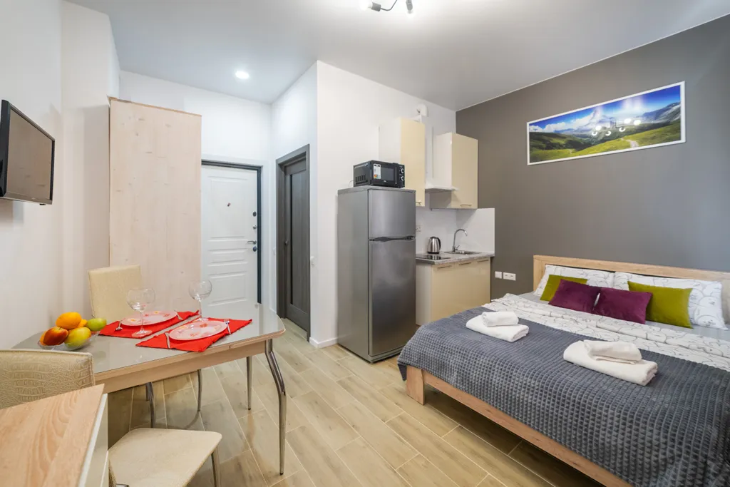 Просторная студия с балконом и видом на горы