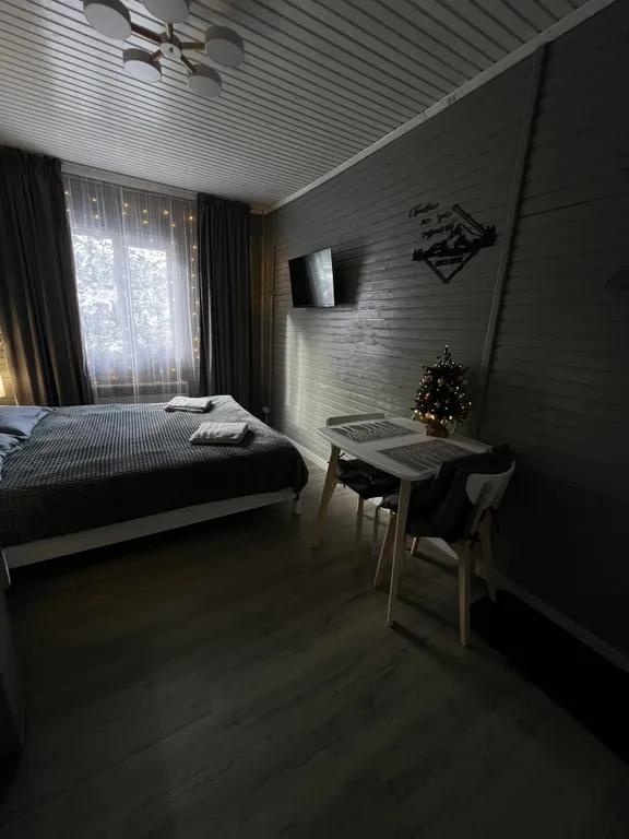 Уютная жилая комната на двоих в деревянном таунхаусе