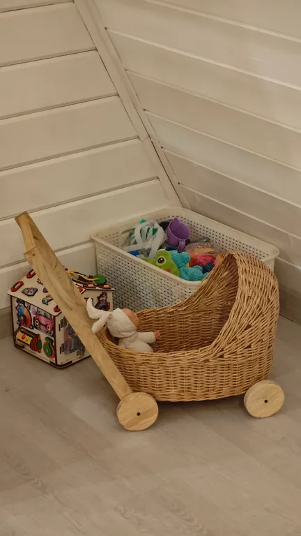 Стильный треугольный дом с видом на лес