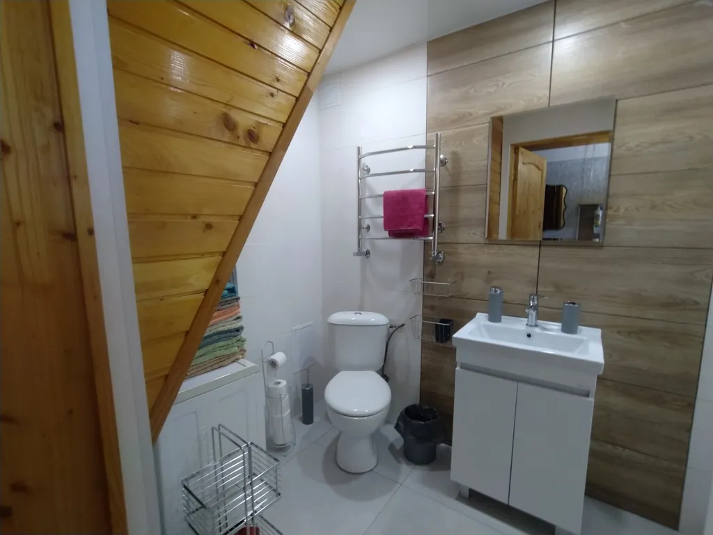 Дом через сосновый лес у Балтийского моря