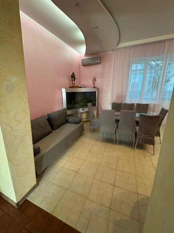 Дом с большим бассейном