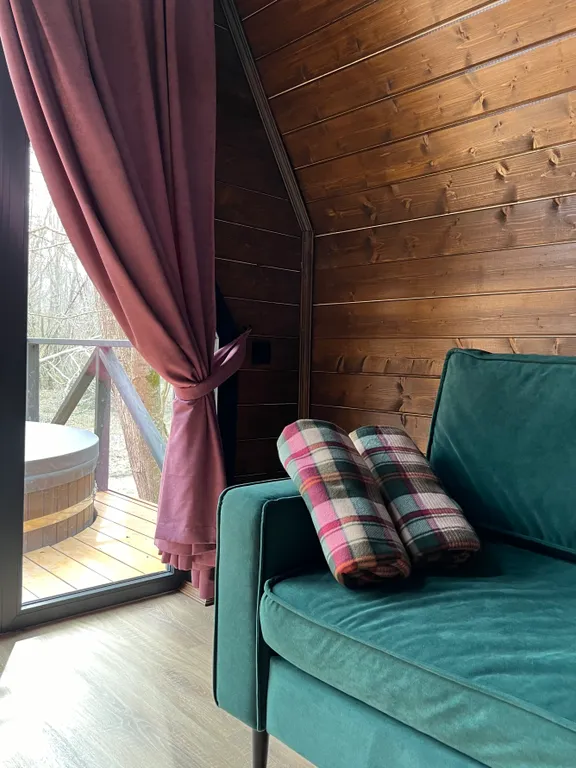 Дом с видом на лес рядом с горной рекой