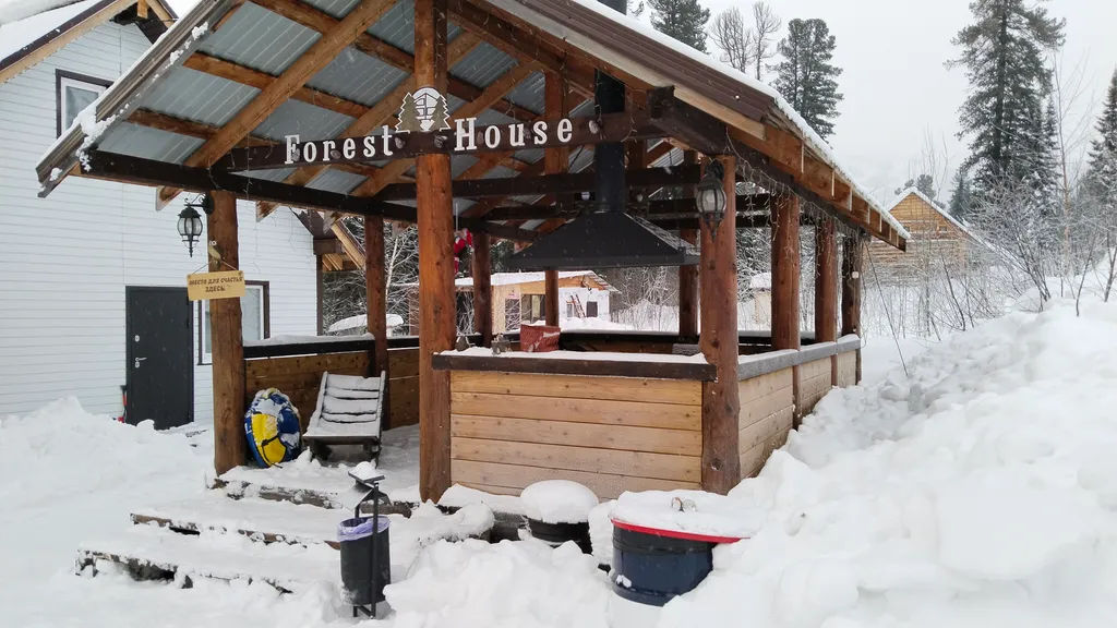 Уютный дом с панорамными окнами в пол