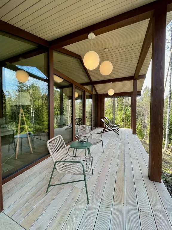 Дом Аура Леса на склоне с большой террасой и видом на лес и реку