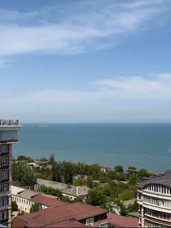 Современный пентхаус с панорамными окнами и террасой мечты