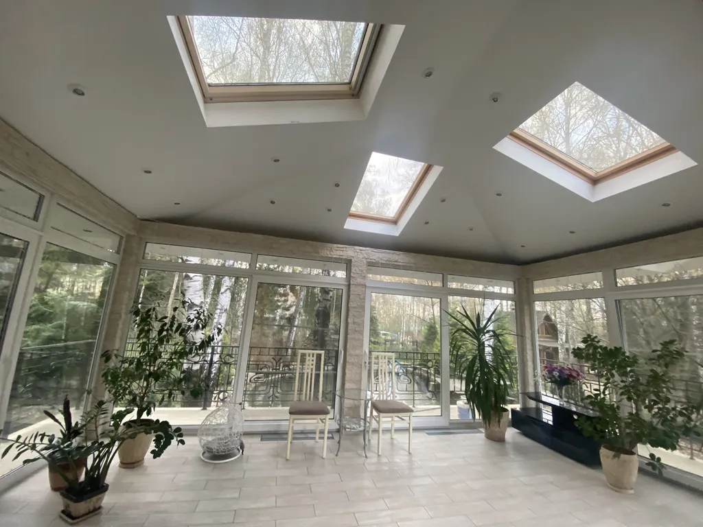 Дом с бассейном в лесу