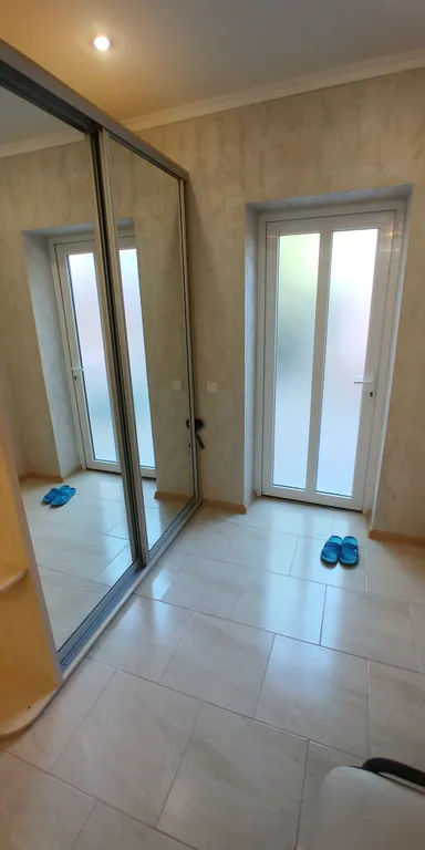 Жилой дом с внутренним двориком, рядом море