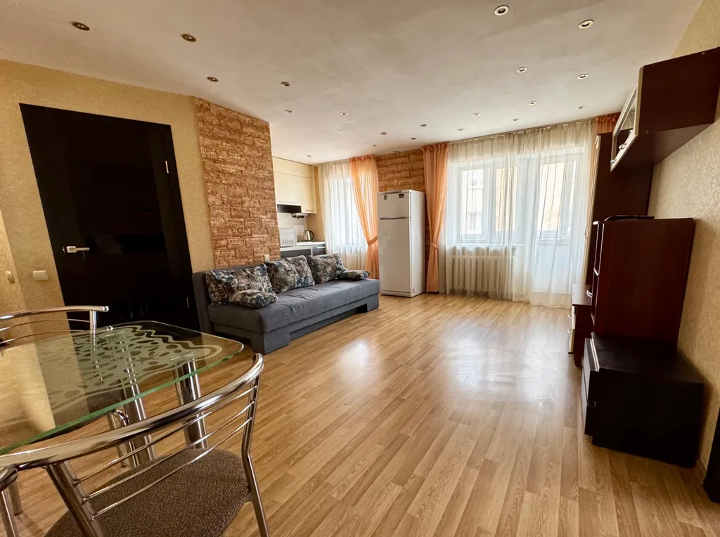 Двухкомнатная квартира на площади Ленина