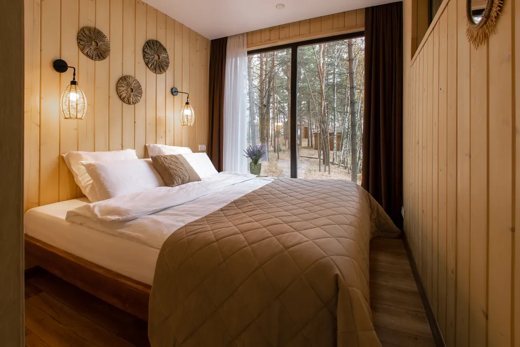 Панорамный домик в сосновом лесу на берегу Волги